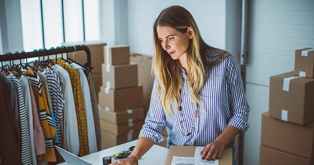 Mujer empacando paquetes para su tienda online